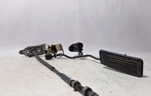 Accelerator throttle pedal