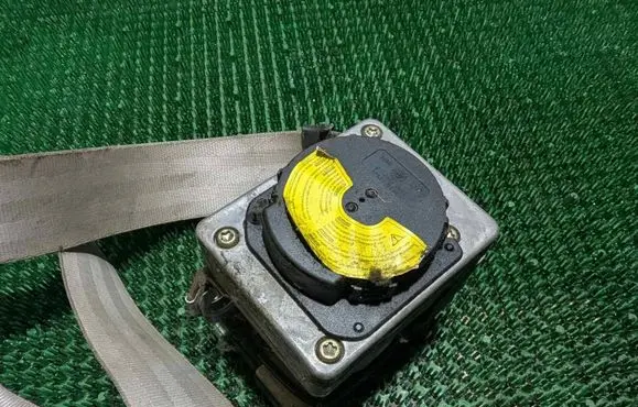 Volkswagen Golf IV Front seatbelt 33009583B
