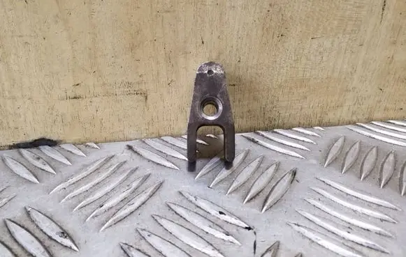 Mercedes-Benz CLS C219 Fuel Injector clamp holder