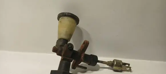 Toyota Land Cruiser (BJ70) Clutch master cylinder