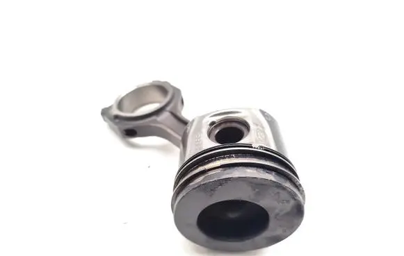 Ford Focus Piston with connecting rod KKDA