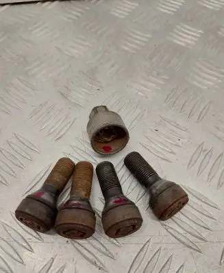 BMW 5 F10 F11 Anti-theft wheel nuts and lock 