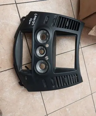 Mitsubishi Grandis Radio/GPS head unit trim 8002A514