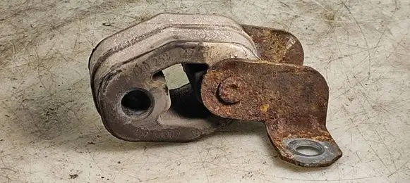 Audi A1 Muffler mount bracket/holder 6X0253147