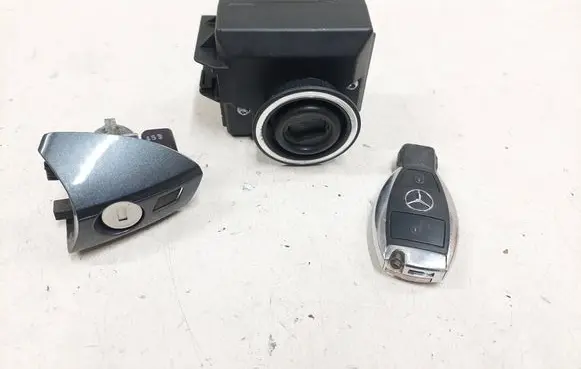 Mercedes-Benz C W204 Ignition lock A2075450108 33003213 33003215