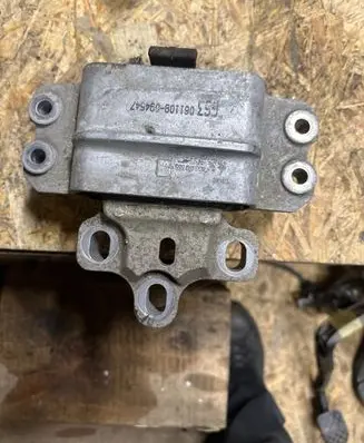 Volkswagen PASSAT B6 Engine mount bracket 3C0199555