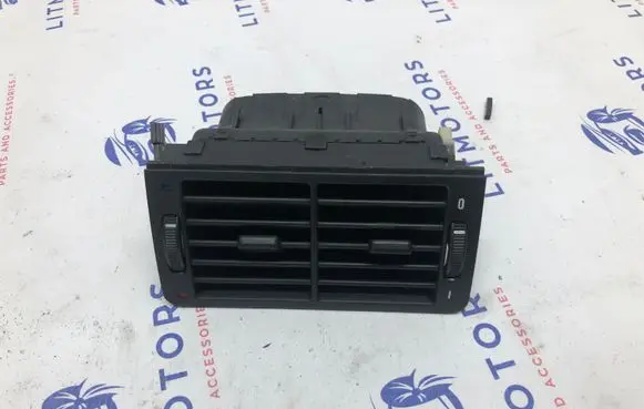 BMW 7 E38 Dash center air vent grill 8390117