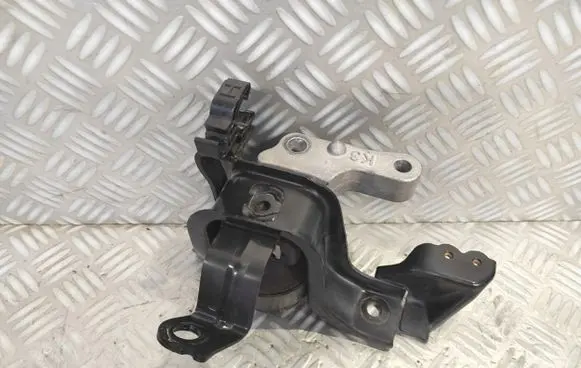 Toyota Yaris Engine mount bracket