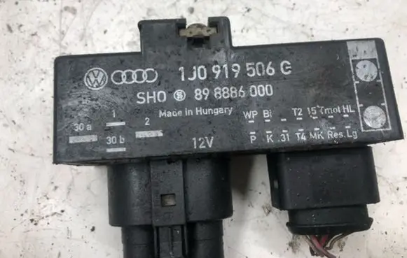 Volkswagen Golf IV Coolant fan relay 898886000