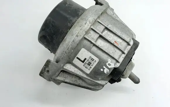 BMW 1 E81 E87 Engine mount bracket 6773742