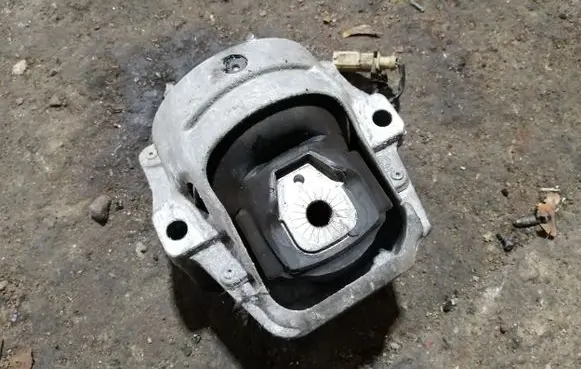 Audi A5 8T 8F Engine mount bracket 8R0199381