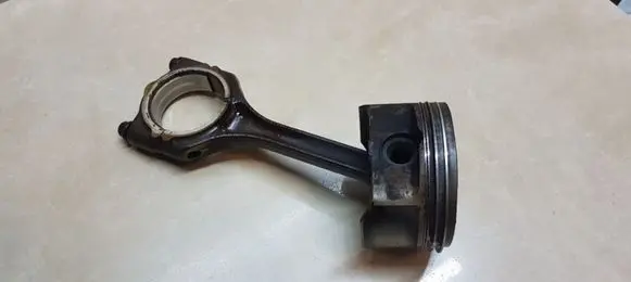 Dodge Caliber Piston with connecting rod