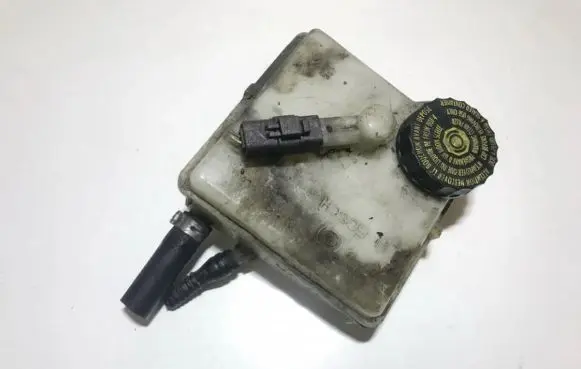 Brake fluid reservoir