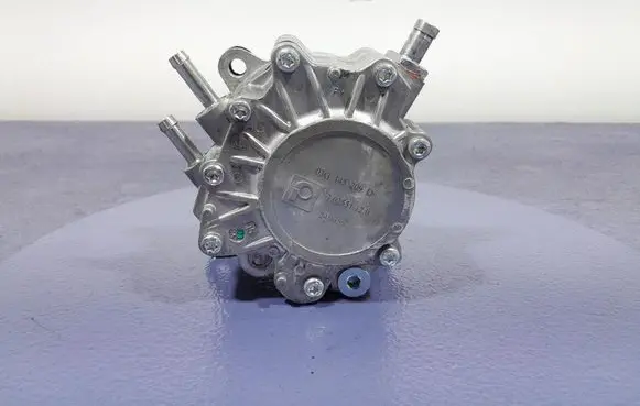 Volkswagen PASSAT B6 Vacuum pump 03G145209D