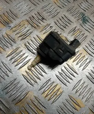 Opel Omega B2 Headlight level adjustment motor 90492832