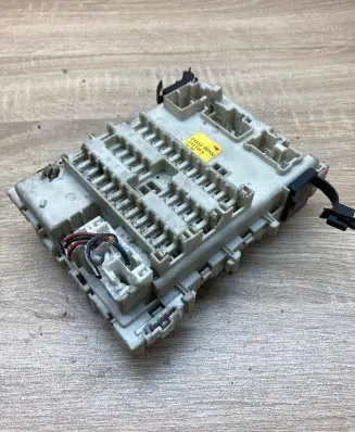 Nissan Primera Fuse module 24350AV700 0117031