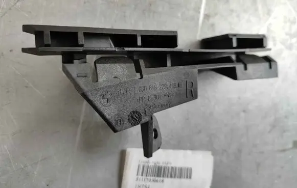 Front bumper mounting bracket