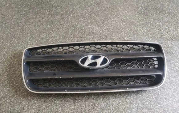 Hyundai Santa Fe Front bumper upper radiator grill 865612B010