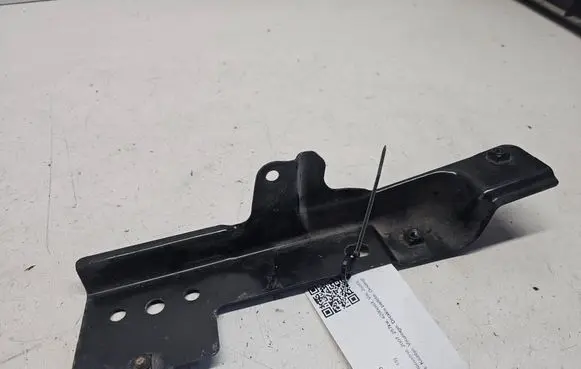 Audi Q7 4L Fender mounting bracket 4L0805698