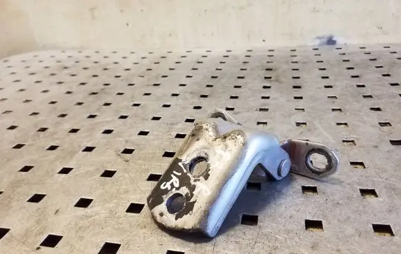 Nissan Qashqai Front door upper hinge