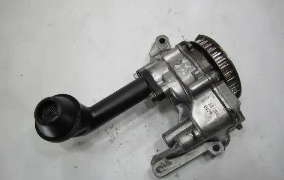 Volkswagen Caddy Oil pump 03L115105C