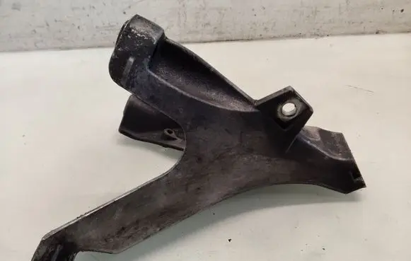 Audi A4 S4 B7 8E 8H Engine mounting bracket 8E0199308AF
