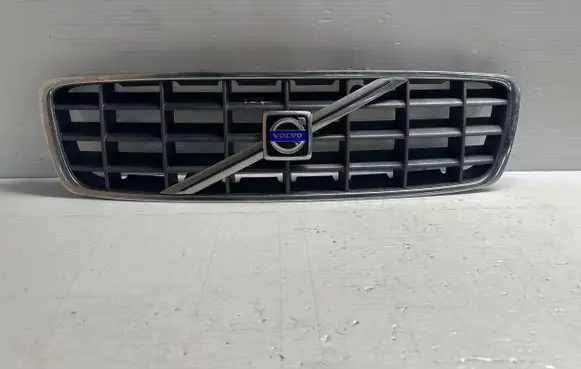 Volvo XC70 Front bumper upper radiator grill 9190986