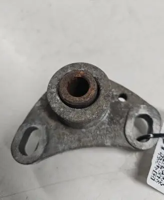 Volvo V70 Engine mount bracket 9203967