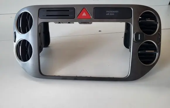 Volkswagen Tiguan Radio/GPS head unit trim 