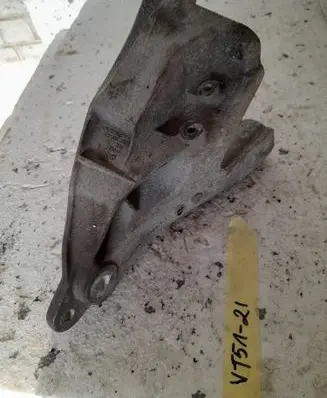 Volkswagen Transporter - Caravelle T5 Engine mounting bracket 7E0199370