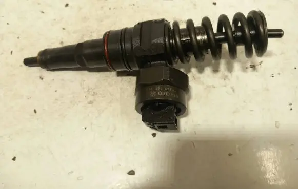 Skoda Fabia Mk1 (6Y) Fuel injector 038130073j