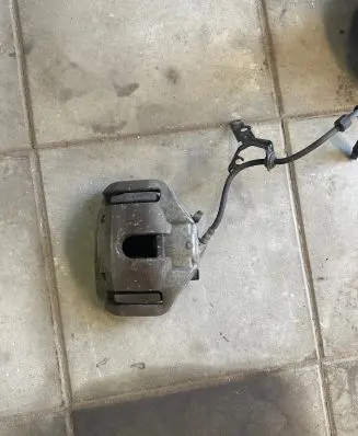 BMW 5 E60 E61 Front brake caliper 6030324