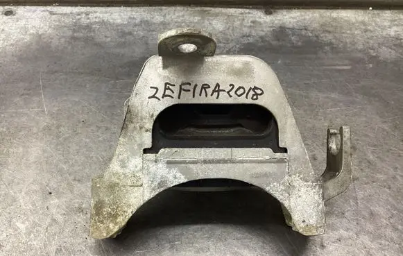 Opel Zafira C Engine mount bracket 13444858