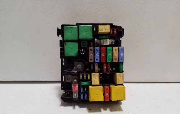 Peugeot Expert Fuse module 9808959080
