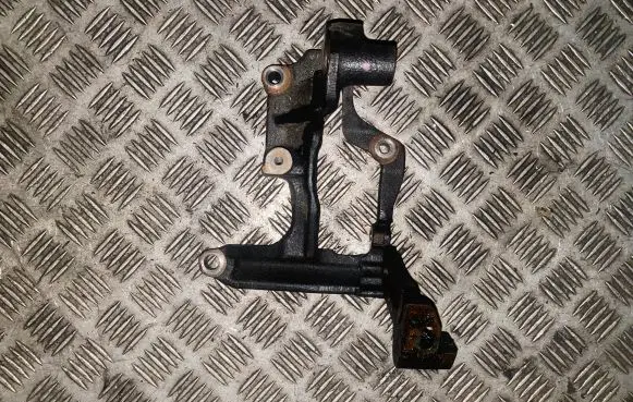 Toyota Land Cruiser (J150) Engine mounting bracket