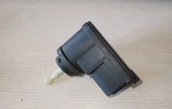 Volkswagen Golf IV Headlight level adjustment motor 1J0941295B