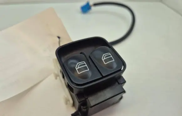 Mercedes-Benz C W203 Electric window control switch A2038200810 0112047002