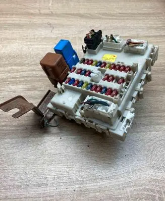 Nissan Primera Fuse module 24350AV700 0710021