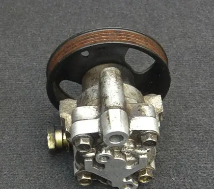 Nissan NP300 Power steering pump