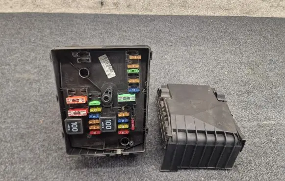 Volkswagen PASSAT B7 Fuse box set 1K0937132