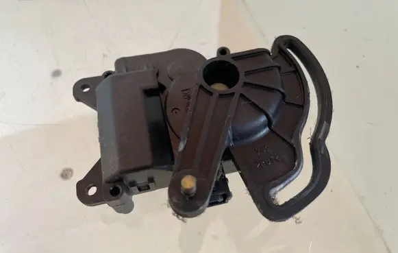 Toyota Avensis Verso Air flap motor/actuator 0637008600