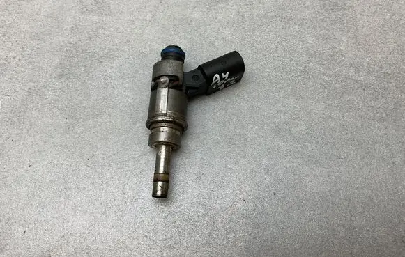 Audi A4 S4 B8 8K Fuel injector 06E036F