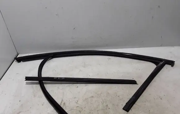 BMW X4 F26 Rubber seal front door (on door) 7335505