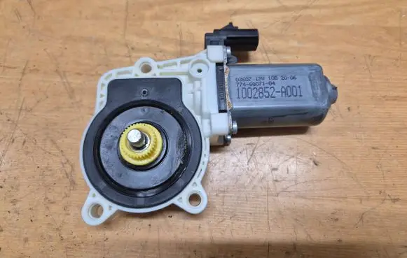 Dodge Nitro Rear door window regulator motor 1002852A001 0290712V10B 7746807103