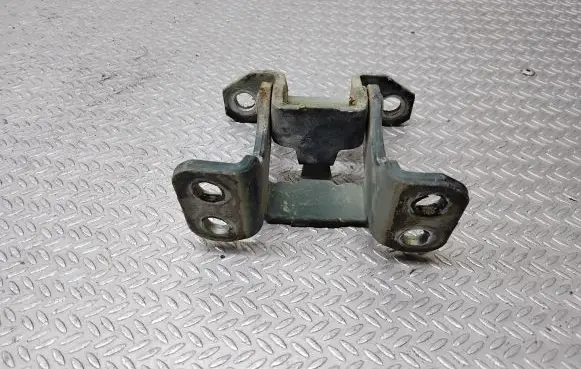 Suzuki Grand Vitara II Loading door lower hinge 