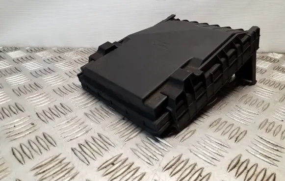 Volkswagen PASSAT B7 Fuse box cover 1K0937132F 1K0937132G
