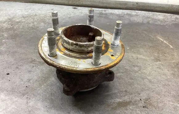 Opel Zafira C Rear wheel hub 13591999 7038A6