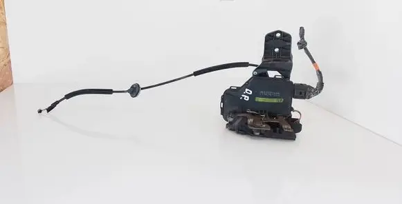 Volkswagen PASSAT B5 Front door lock 3B1837016A 117675102