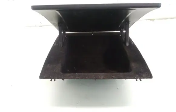 Volkswagen Touran I Glove box