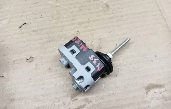 Headlight level adjustment motor